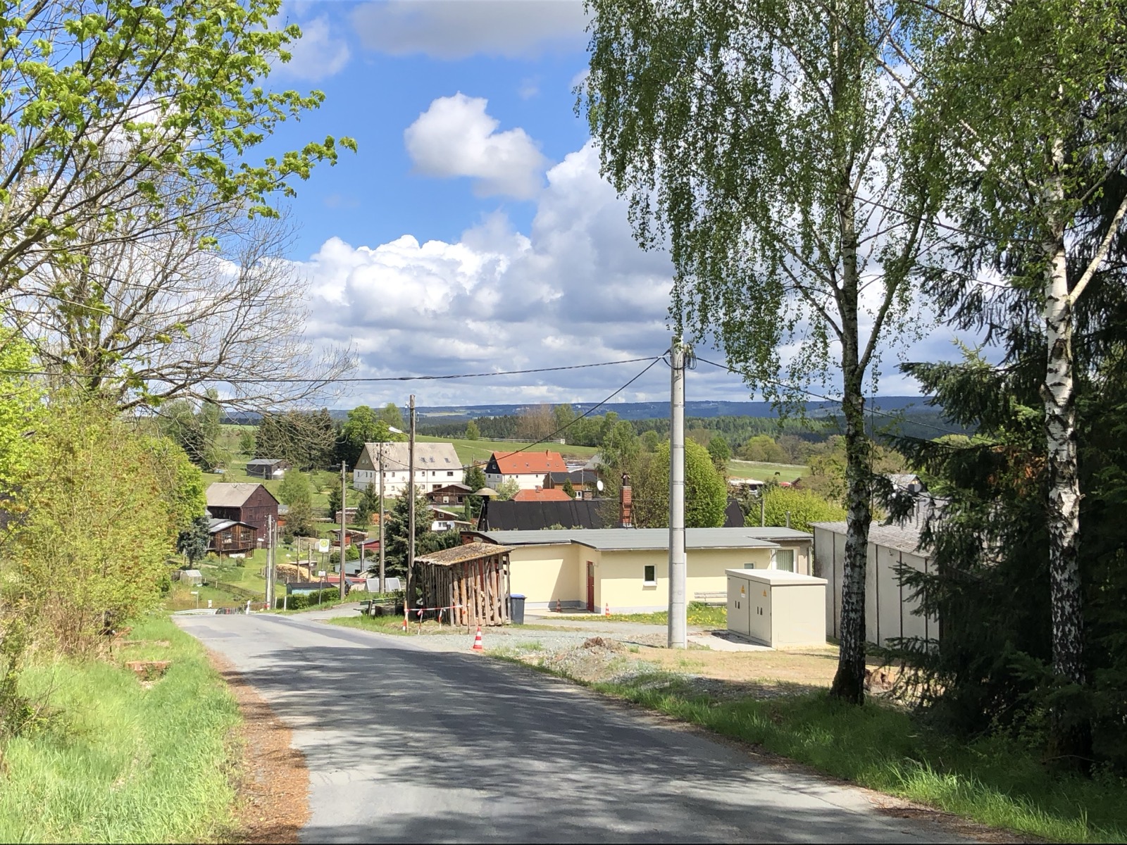 Ortseingang von Freiberg mit Blick über das Dorf ins Vogtland